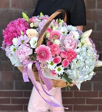 Композиция солнечный день в Каменецкий Цветочная композиция из Розы, Хризантемы, Пионы и Лизиантусы в корзине в Каменецкий