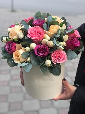 Цветочная композиция из Розы в шляпной коробке в Каменецкий
