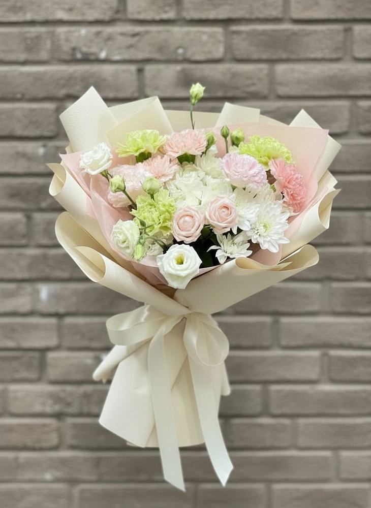 Букет цветов из: Гвоздики, Розы, Лизиантусы и Хризантемы в Каменецкий