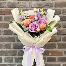 Букет цветов из:  Лизиантусы и Розы в Каменецкий