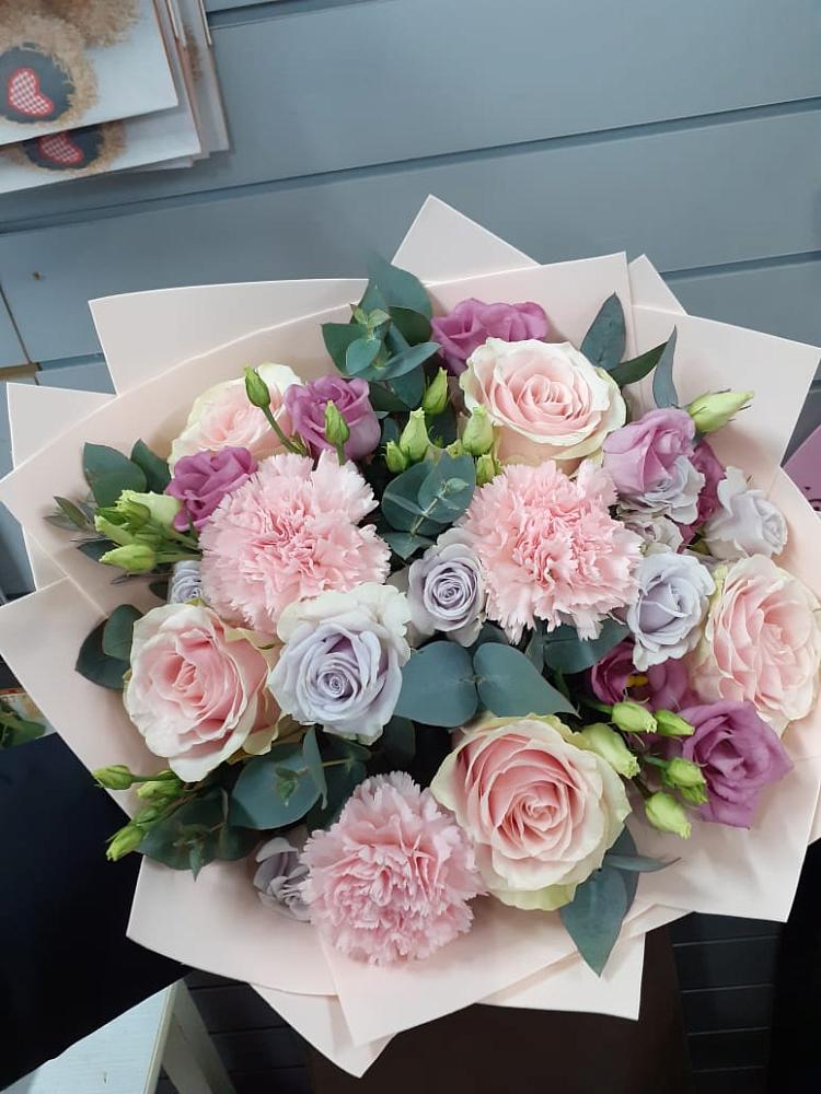 Букет цветов из: Розы, Гвоздики и Лизиантусы в Каменецкий